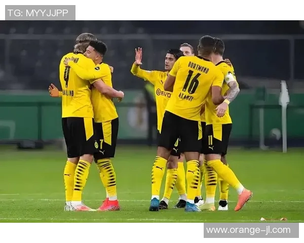 多特蒙德登顶德甲领跑法梅诺带领球队火力全开终结拜仁统治