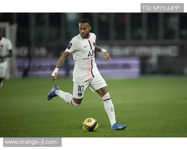 内马尔梅开二度，带领巴黎圣日耳曼在法甲联赛中取胜，继续领跑积分榜