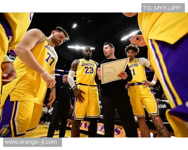 湖人全队备战季后赛，詹姆斯：必须全力以赴为总冠军而战